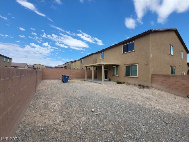 Building Photo - 2409 W Gilmore Ave