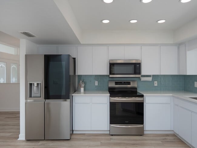 Building Photo - "Spacious 3-Bedroom Pool Home with 2 Baths & 2,075 Sq. Ft. of Comfort in Venice, FL!"