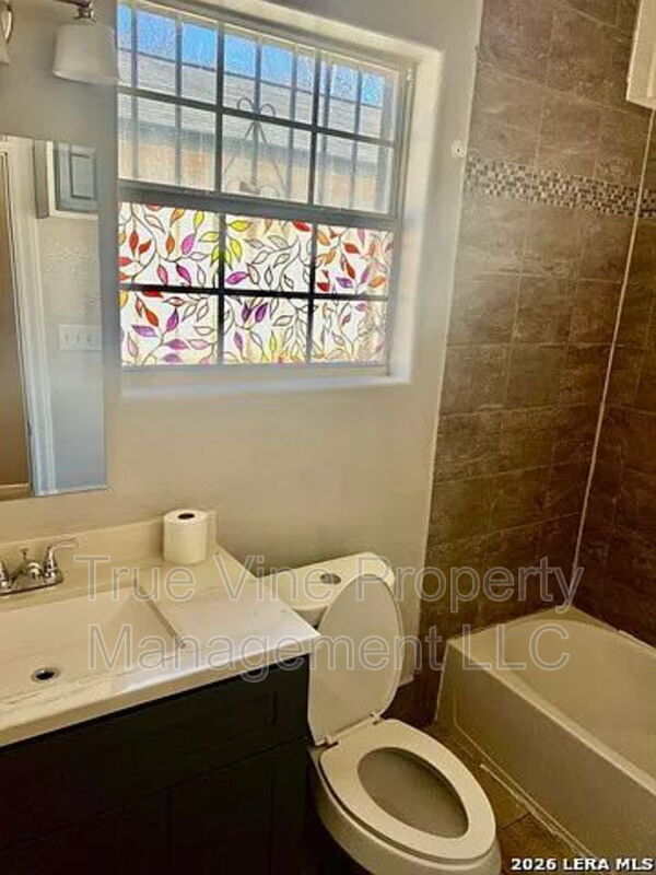 Building Photo - 622 S Navidad St