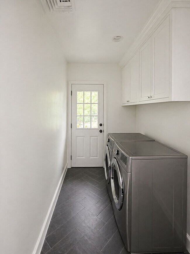 Building Photo - Adorable Home in Land Park Area of Sacramento