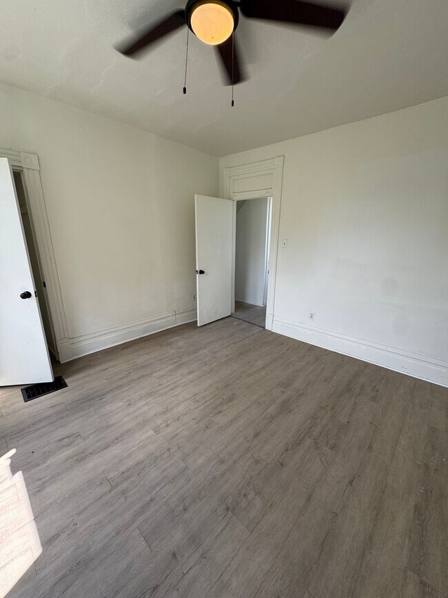 Building Photo - 540 W 7th Ave