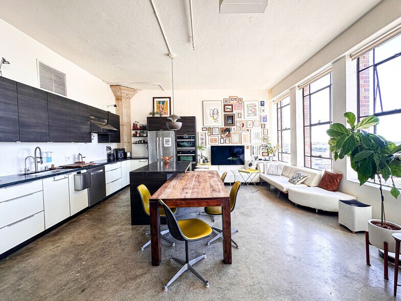 Building Photo - 315 E 8th St