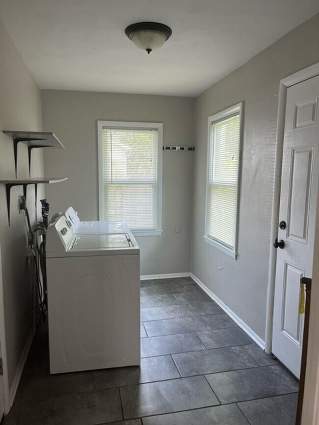 Building Photo - Super Cute 2 Bed 1 Bath House!
