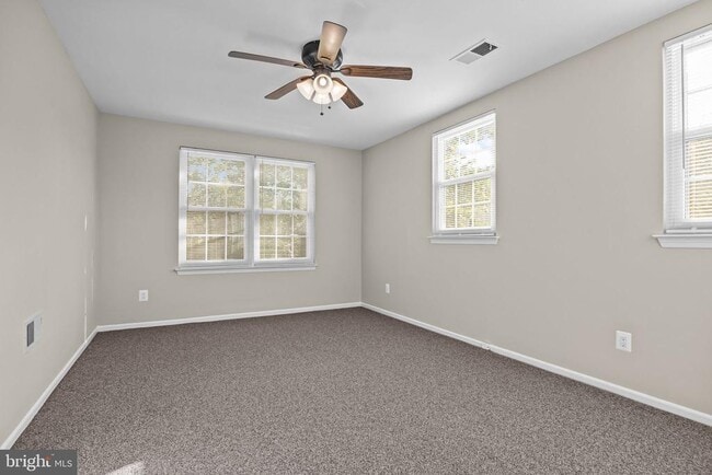 Building Photo - 560B Thrush Ct
