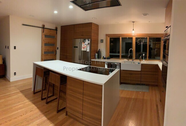 Building Photo - Beautiful, Private, Bright, Remodeled 3 Bd...