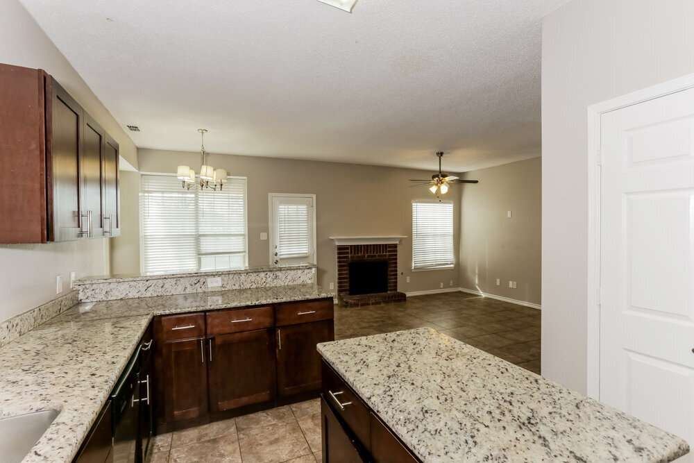 Building Photo - 433 Raintree Cir