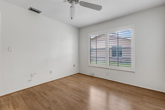 Building Photo - ** LAKEWOOD ** 3 BED / 2 BATH / GARAGE - SINGLE FAMILY HOME - GREAT LOCATION! - PET OK - ANNUAL R...