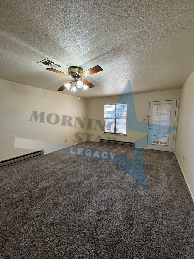 Building Photo - 2 Bed W/ an Enclosed Yard!