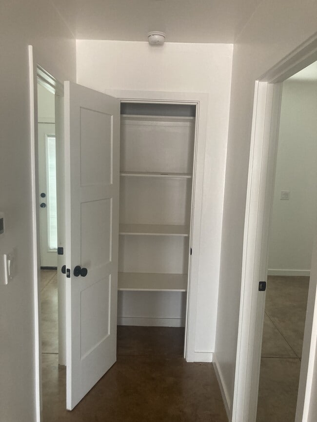 Building Photo - 1050 E Water St