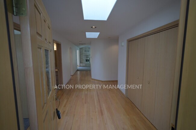Building Photo - 2 bed + office, 2 bath, 2 car garage condo in Sunland