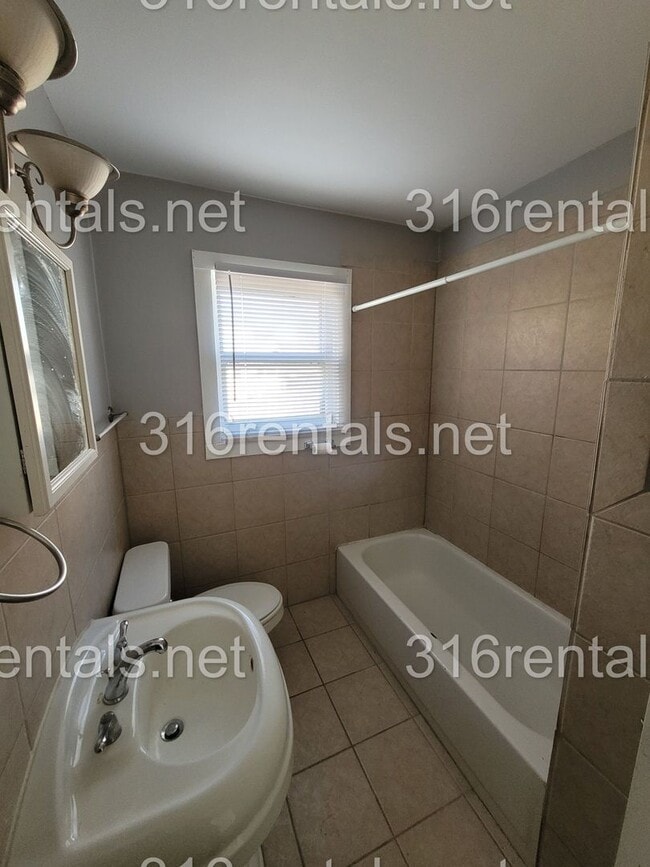 Building Photo - 1337 S Fern St