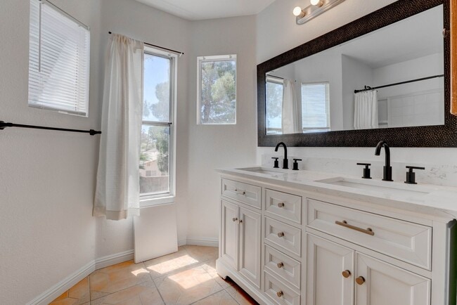 Building Photo - 5519 Myron Cir