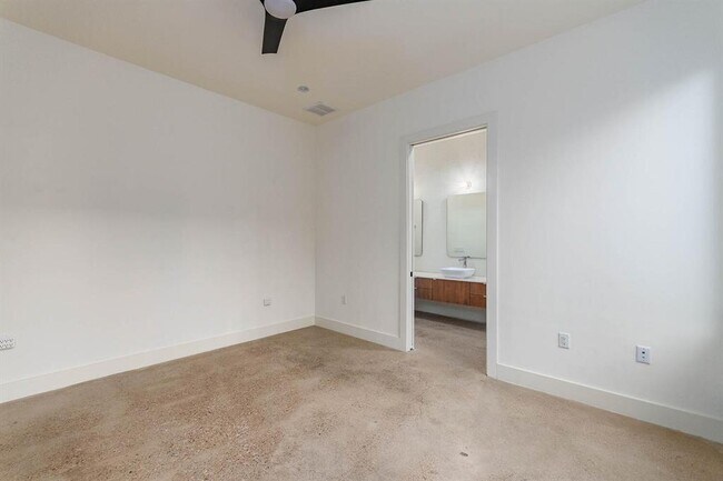 Building Photo - 3305 Garden Villa Ln