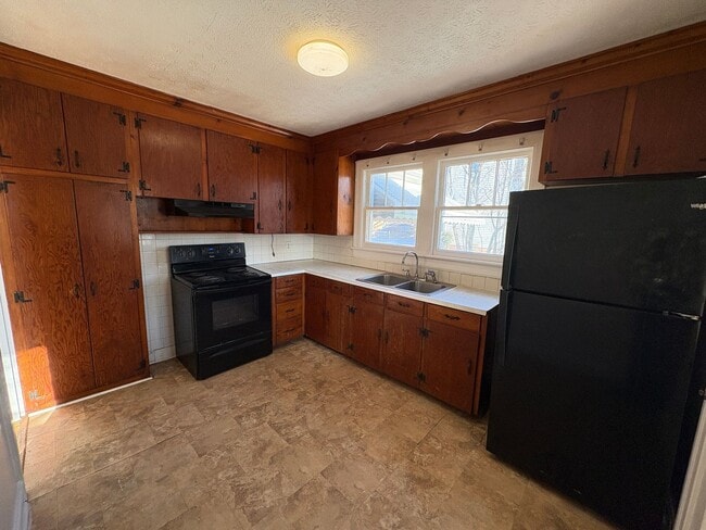 Building Photo - Beautiful house near Univeristy of Lynchburg! Four bedrooms, two bath!