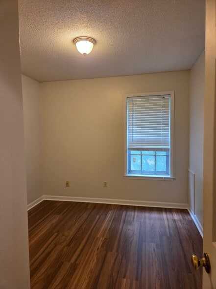 Building Photo - 5609 Fieldcrest Ave