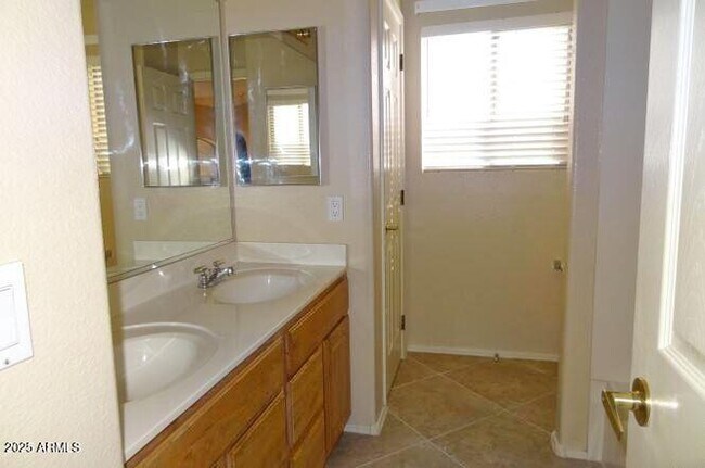 Building Photo - 1122 W Wildhorse Dr