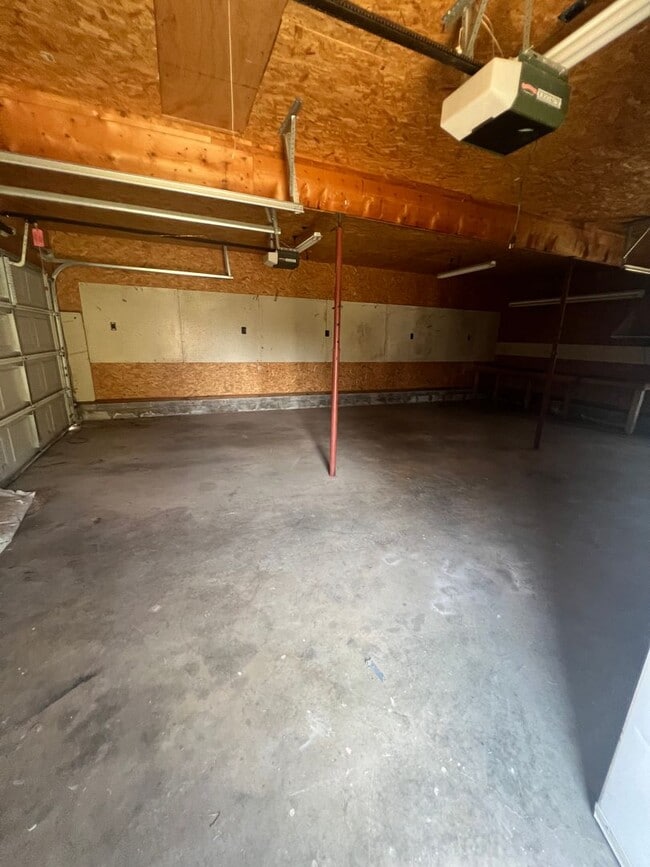 Building Photo - 3 bedrooms/2 bathrooms with detached 2 car...