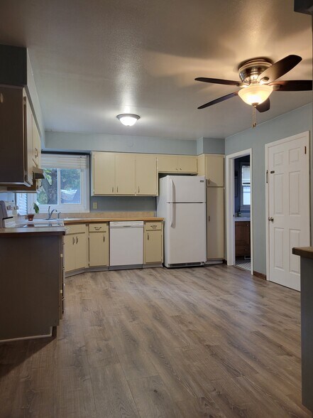 Building Photo - 213 S Webster St