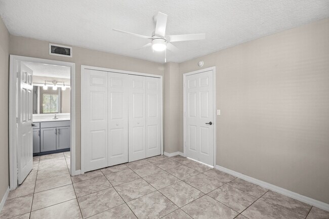 Building Photo - 2625 Heathcote Dr