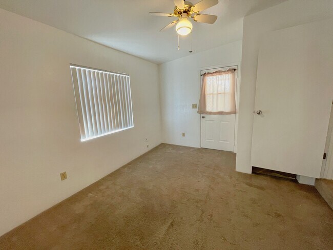 Building Photo - 5709 W Rocking Cir St