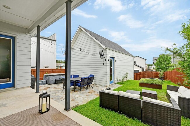 Building Photo - 5904 Florencia Ln