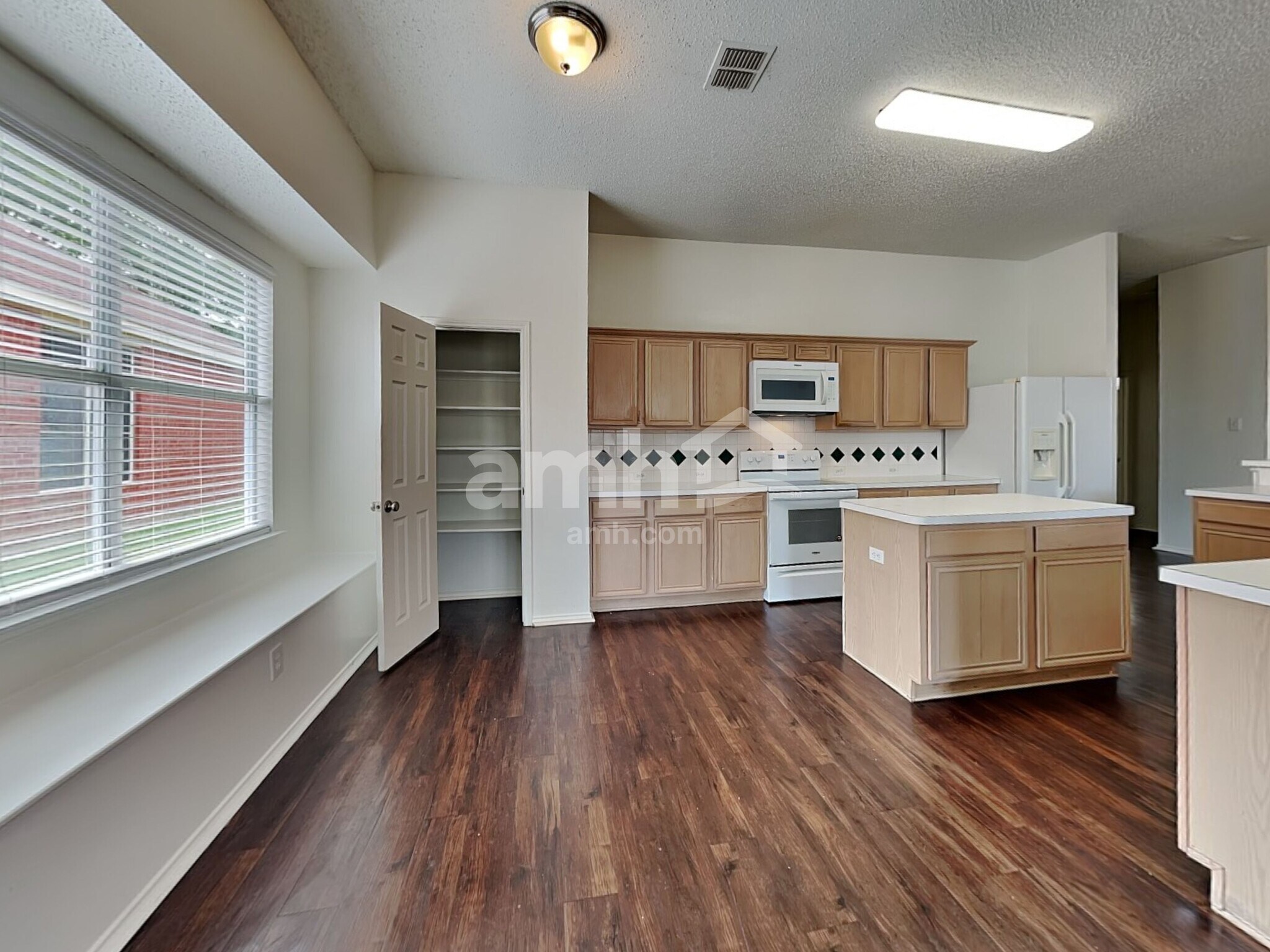 Building Photo - 300 Trailwood Dr