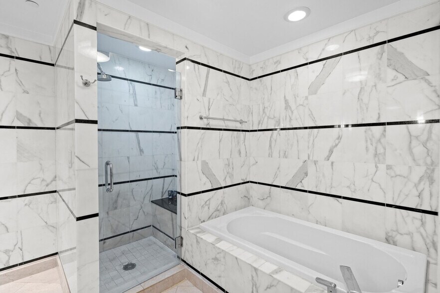 Building Photo - 4441 Collins Ave