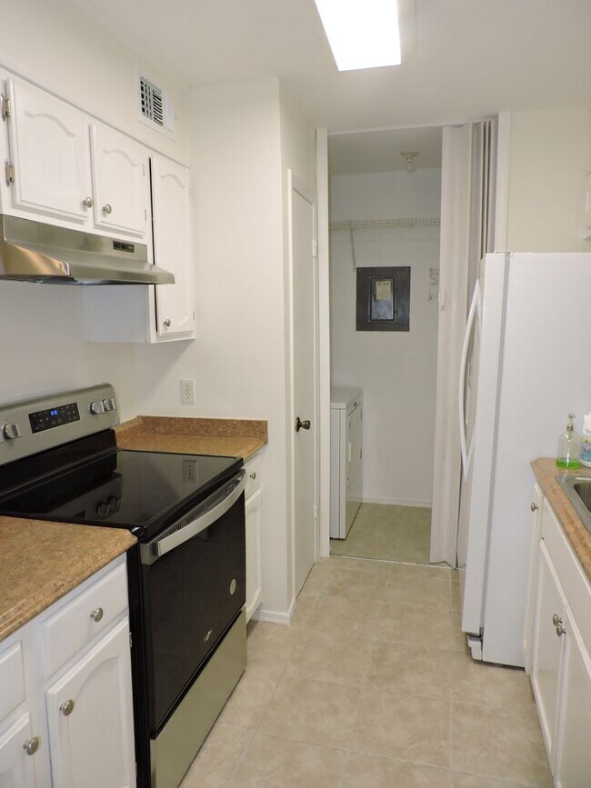 Building Photo - Easy access to interstate, shopping & down...