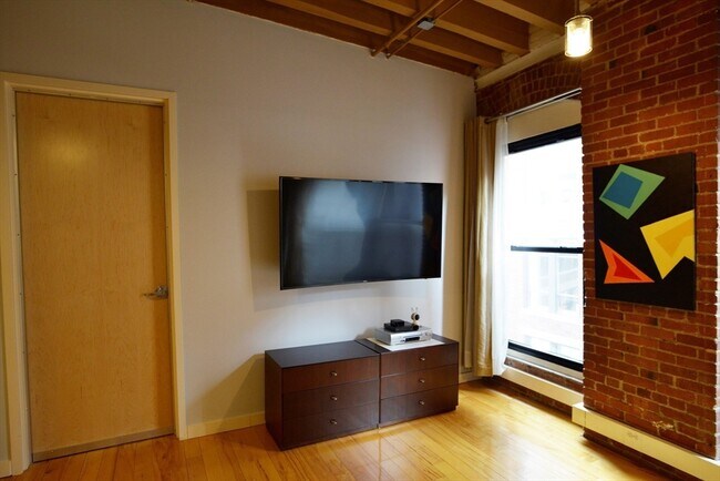 Building Photo - 111 Beach St