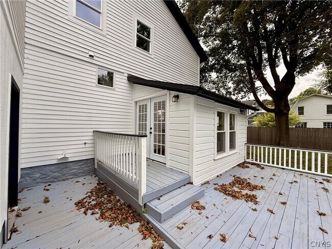 Building Photo - 35 Elm St