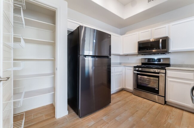 Building Photo - Charming Ground-Floor Condo with Wood Flooring & Modern Comforts!