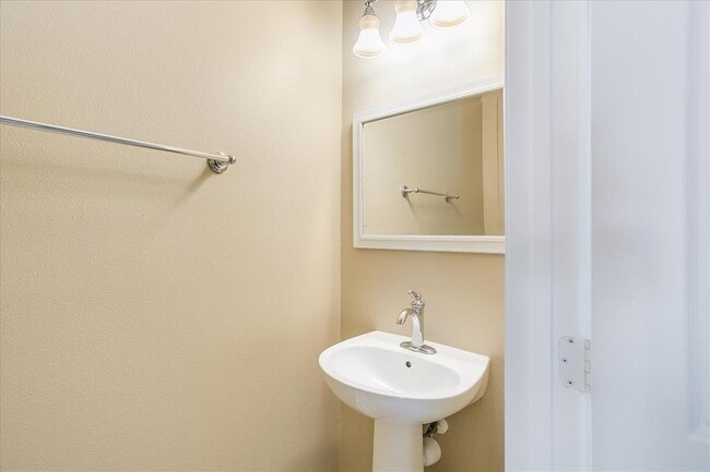 Building Photo - Beautiful Townhome in Vizcaya