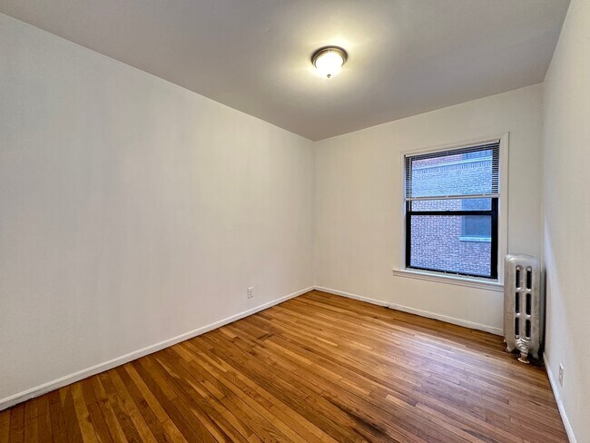 Building Photo - 933 W Sunnyside Ave