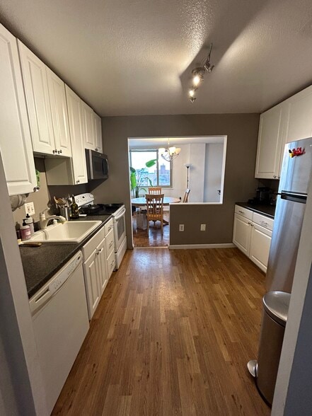 Kitchen / dining area - 1 E University Pkwy