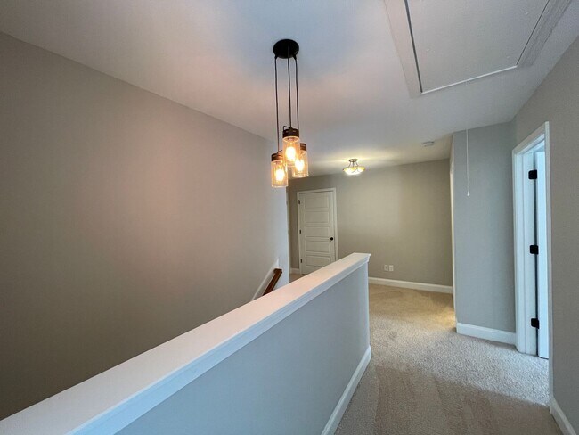 Building Photo - Amazing 5 Bedroom Craftsman-Style Home in Martinez! MOVE IN SPECIAL!