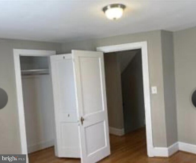 Building Photo - 915 William St