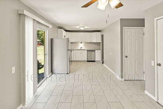 Building Photo - 2365 N Pointe Ln