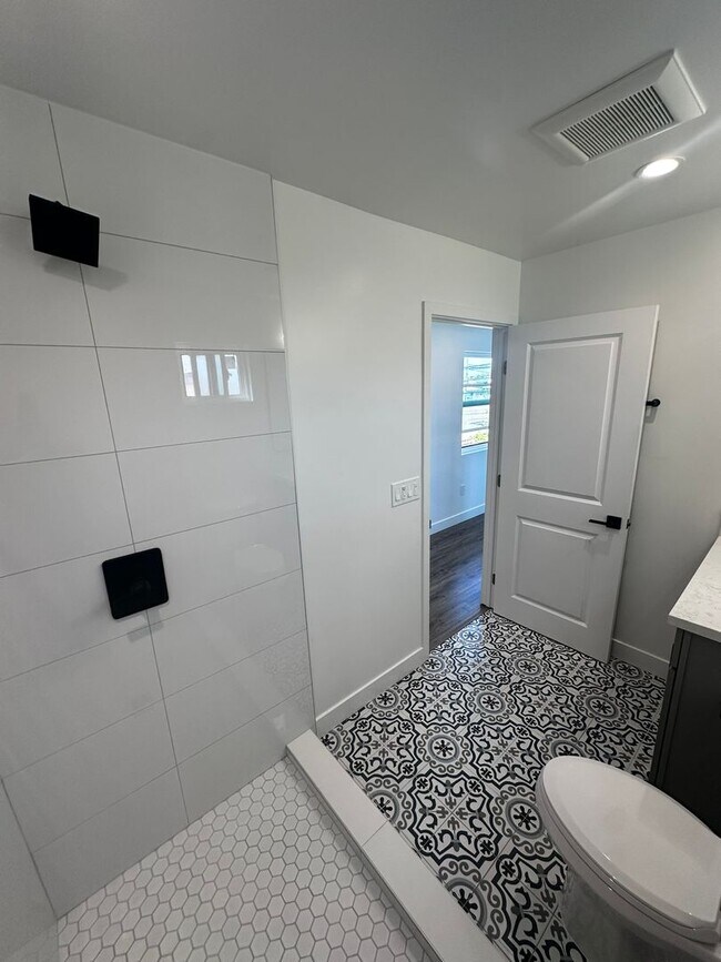 Building Photo - 611 Silver Strand Blvd