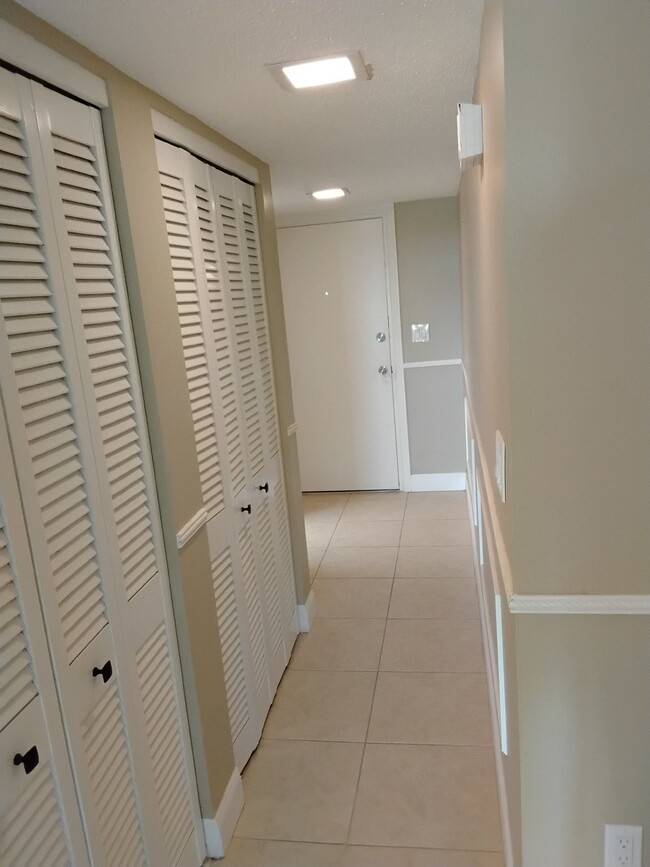 Building Photo - "Spacious 2-Bed, 2-Bath Condo in Prime Sem...