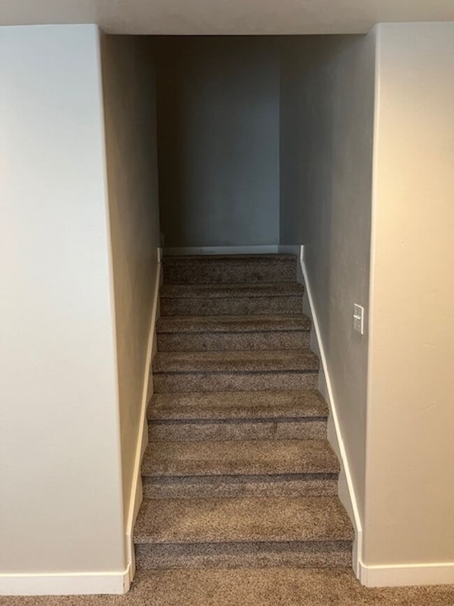 Building Photo - Beautiful home with central air and 2 car garage.