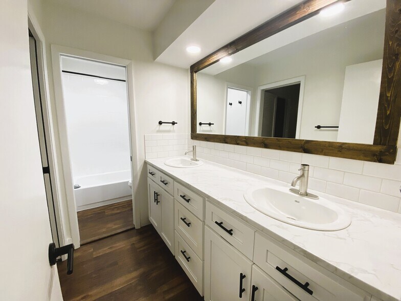 Building Photo - 9345 Green Meadows Way