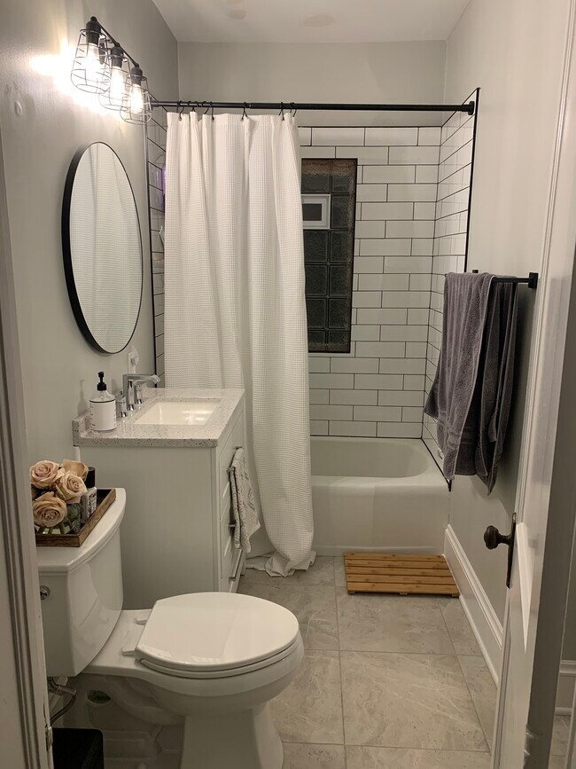 Completely renovated bathroom. - 1265 Jackson Ave