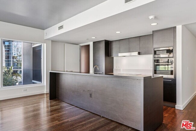 Building Photo - 6250 Hollywood Blvd