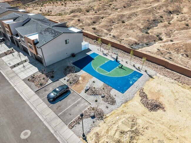 Building Photo - Stunning End-Unit in South Desert Townhomes