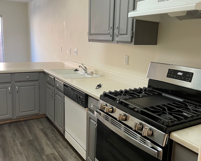 Building Photo - Awesome Three bedroom 2 1/2 townhouse in a gated community