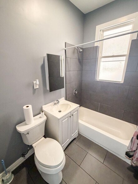Building Photo - 1426 S Avers Ave