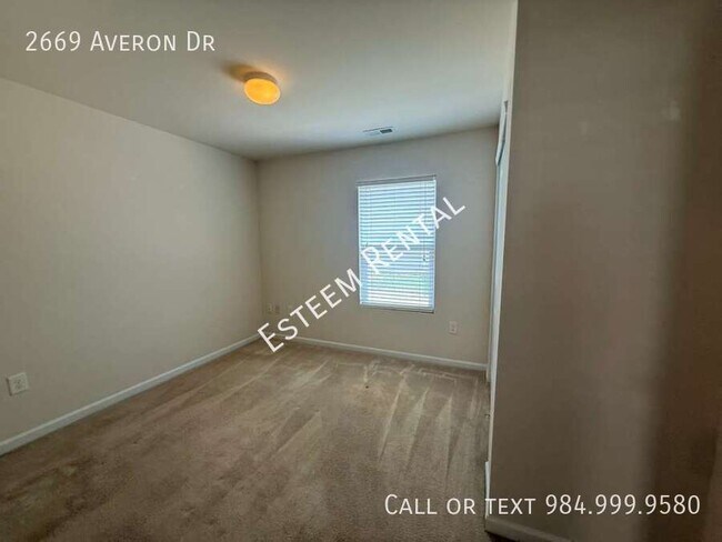 Building Photo - 2669 Averon Dr