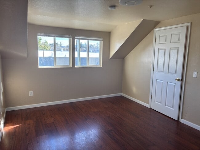 Building Photo - 415 College Ave