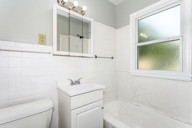 Building Photo - Super Affordable One Bedroom Duplex!
