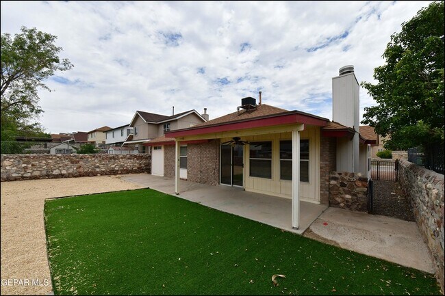 Building Photo - 7737 Plaza Azul Rd